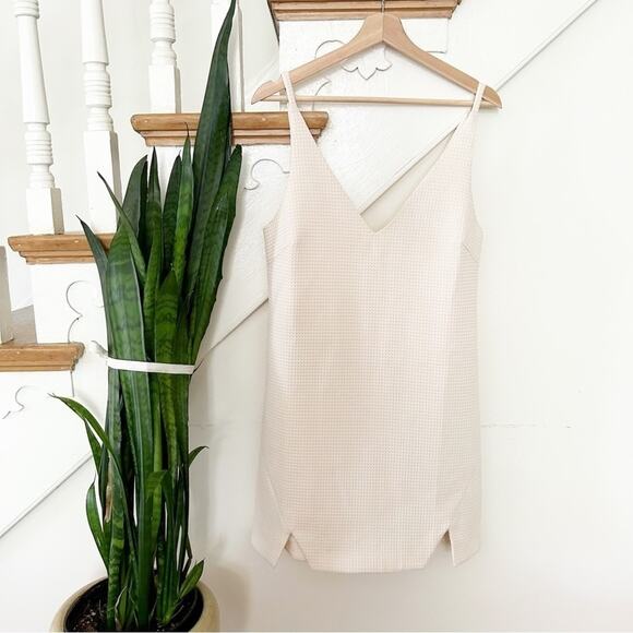 Elliatt Cream Sleeveless Deep V-Neckline Notched Hem Observer Mini Dress Size M - Picture 2 of 7